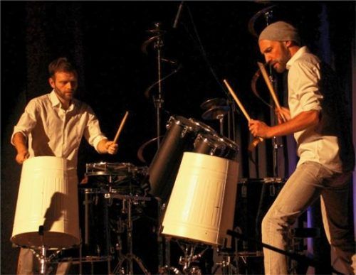 Klassische Schlaginstrumente, aber auch Tonnen und Kartons hielten her für die Percussion-Show.