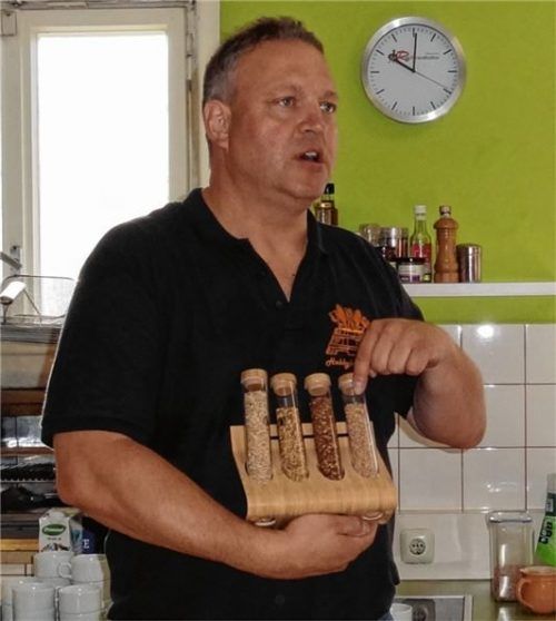 Klaus Illguth weiß, wie man Bier aus Urgetreide herstellt. Im Braukurs im Gasthaus in Gallenbach zeigt er Einkorn, Dinkel, Emmer und Roggen. Fotos kme