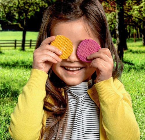 Knackige Snacks stehen bei Kindern hoch im Kurs. Gebackene Waffeln beinhalten dabei weniger Fett als herkömmlich frittierte Chips. Foto djd/hipp