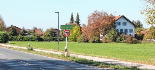 Knapp 500 Meter westlich des Kolbermoorer Stadtrands liegt der Weiler Aiblinger Au. Für einen rund 0,85 Hektar großen Bereich davon wird es eine Außenbereichssatzung geben, die den Bau von zwei zusätzlichen Doppelhaushälften ermöglicht, Wachstum außerhalb des Areals aber unterbindet. Foto  Fleindl