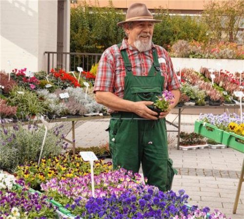 Kommt sich wie „der letzte Mohikaner“ beim Kirchweihmarkt vor: Alois Buchner, der auch heuer die Stellung hielt.Fotos  hg