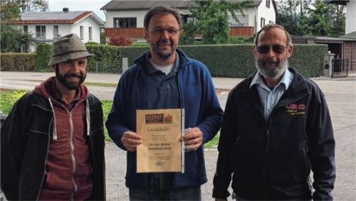 Kurt Winkler (Mitte) konnte es kaum fassen, als ihm die ORO-Mitarbeiter Franz Wolf (links) und Michael Schneidt mitteilten, dass er die „Jubiläumslieferung“ abgeladen hatte. Foto  Steffenhagen