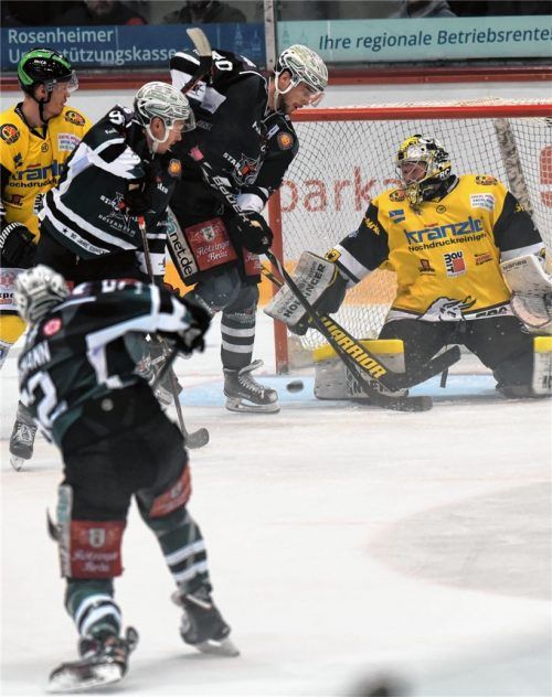 Kurz vor dem 1:1-Ausgleich: Verteidiger Matthias Bergmann zog ab, Michael Baindl und Fabian Zick lauerten vor dem Tor und Baindl staubte letztendlich ab. Foto Ziegler