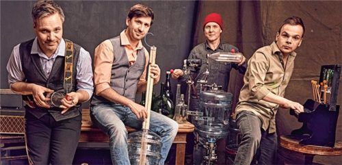 Lassen Flaschen wie Schlagzeug, Bass, Gitarre, Flöte oder auch Steeldrum klingen: GlasBlasSing. Foto  Yves Suckdorff