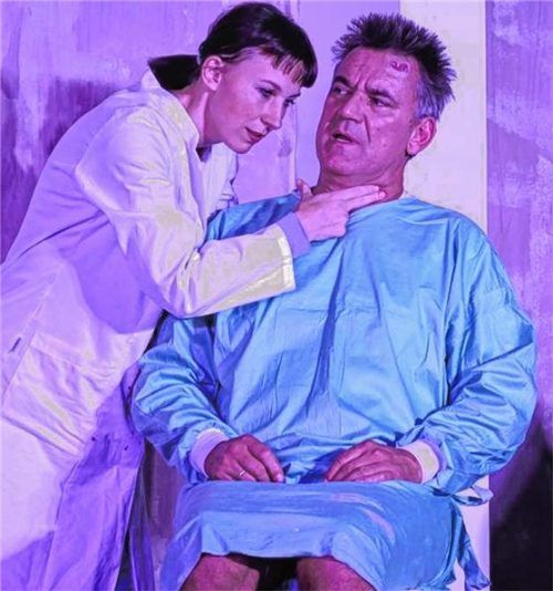 Lebt er noch? Es spielen Eva-Maria Piringer und Steps Lossin. Foto Janka