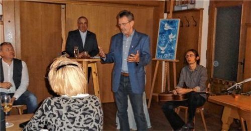 Ließ es sich nicht nehmen, beim Konzertabend anlässlich des 77. Todestages von Stefan Duda, der von den Nazis in einem Schauprozess in Gallenbach hingerichtet wurde, über Freundschaft und Versöhnung zu sprechen: Bürgermeister Jakob Bichlmaier (Mitte). Rechts ist der Gitarrist Niklas Jira vom „Trio Amare“ zu sehen, links Künstler Andreas Bialas.Foto kme