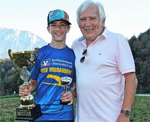 Lokalmatador Pirmin Kaiser gewann das Sachs-Pokal-Springen des WSV Oberaudorf auf der kleinen Kahlanger-Schanze mit zweimal Bestweiten von 36,5 und 37 Metern. Den Pokal übergab Peter Sachs (rechts).Foto Lotter