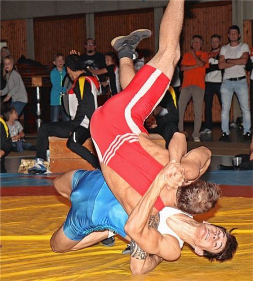 Luca Zeiser (blaues Trikot) schulterte den Penzberger Martin Welk. Der Traunsteiner ragte in einem starken Team mit einer bärenstarken Leistung heraus. Foto Wittenzellner