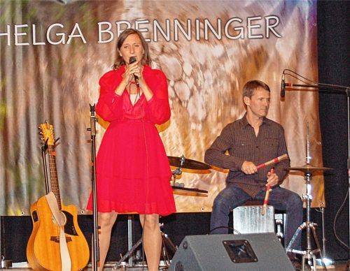 Man kam als Gast und ging als Freund: Helga Brenninger und ihre Band mit Bernd Mayer am Cajon boten im Kulturhof ein besonderes Heimatsound-Erlebnis.Foto lmm