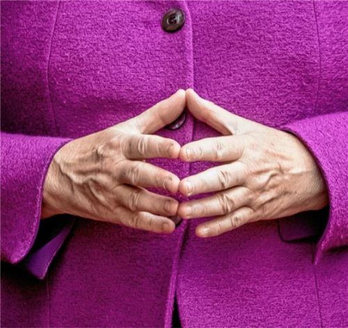 Markenzeichen: Bundeskanzlerin Angela Merkel formt mit ihren Händen eine Raute. Foto dpa