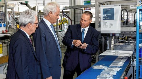 Medizinprodukte aus Freilassing: Kiefel-Geschäftsführer Thomas J. Halletz (rechts) erläutert Außenwirtschaftsexperte Ulrich Ackermann vom VDMA (links) und dem Bundestagsabgeordneten Dr. Peter Ramsauer beim Betriebsrundgang die Produktion.Foto  eff