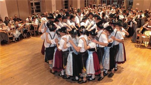 Mit dem eigens einstudierten Gemeinschafts-Mühlradl sorgten die Aktiven aus Stephanskirchen und Höhenmoos für eine Überraschung der besonderen Art.Foto re