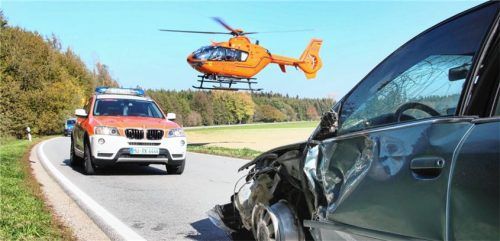 Mit dem Rettungshubschrauber wurde die Beifahrerin des 67-jährigen Audi-Fahrers, die schwere Gesichtsverletzungen erlitt, in ein Klinikum geflogen.Foto  fib
