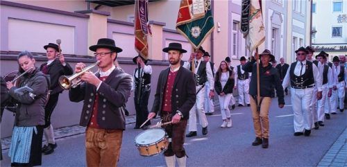 Mit einem Festzug ging es nach dem Gottesdienst zur Jahreshauptversammlung.