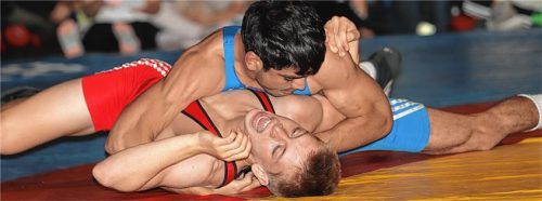 Mit ihm begann der Siegeslauf der Traunsteiner Ringer: Yusuf Raiskhel (blaues Trikot) schulterte in der Eingangsgewichtsklasse den Berchtesgadener Tobias Küpper.