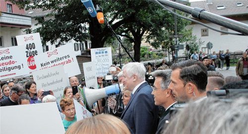 Mit Megafon mitten in der Schar der Demonstranten: Bundesinnenminister Horst Seehofer nahm sich Zeit und suchte das direkte Gespräch mit den Menschen, die auf Plakaten ihre Sorge zum Ausdruck brachten, der geplante Nordzulauf zum Brennerbasistunnel könne das Inntal zerstören.