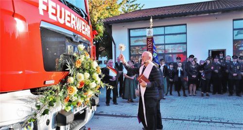 Mit Weihwasser: Pater Bernhard Stiegler segnete das neue Fahrzeug der Feuerwehr.Foto hpf