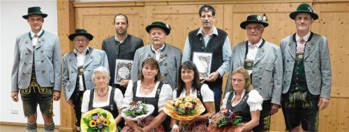 Mitgliederehrungen standen im Mittelpunkt der Herbstversammlung der „Immergrünen“. Umrahmt werden die treuen Vereinsmitglieder von den Vorständen Christian Staudinger (links) und Hans Seidl junior.Foto re