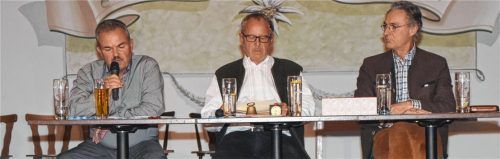 Moderator Herbert Soller (Mitte) führte souverän durch die Podiumsdiskussion „Sporthalle in Aschau“. Rechts Bürgermeister Peter Solnar, links Franz Kratzer, der für das Bürgerbegehren Stellung nahm.Foto ru