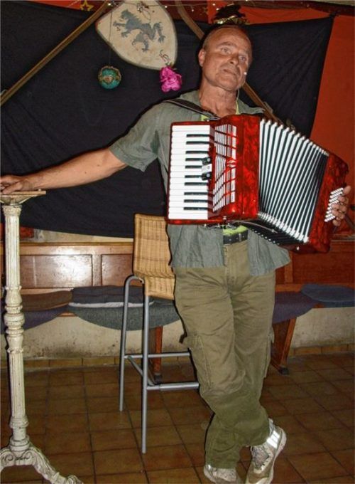Multi-Talent Hubbi Schlemer kann auch Ziach spielen und Gstanzl singen.