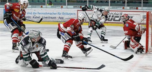 Nach einer tollen Vorarbeit von Fabian Zick (im Vordergrund) erzielte Michael Fröhlich (hinten) die 3:2-Führung für die Starbulls Rosenheim. Fotos  Nickl