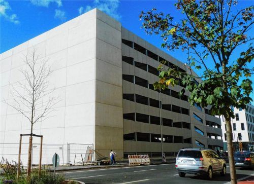 Neu und schon in der Kritik:  das Parkhaus am Bahnhof in Rosenheim.Foto Aerzbäck