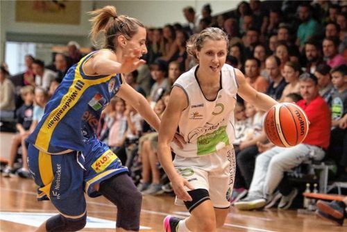 Nicht zu stoppen: Bad Aiblings Liisi Sokman, die mit fünf Dreiern bei fünf Versuchen eine 100-prozentige Quote aufwies. Links Braunschweigs Eva Rupnik. Foto Fehrmann