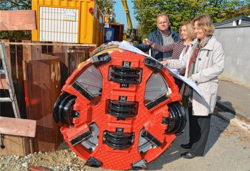 Noch keine U-Bahn, aber immerhin ein großer Tunnel: Ernst Böhm, Stadtbaumeisterin Birgit Weichselgartner und Bürgermeisterin Marianne Zollner (rechts) werfen am Fürstenweg einen Blick auf Bohrkopf und Plan.Foto ha