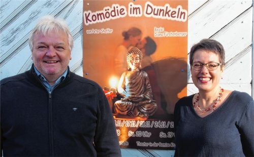 „Nur weil uns auf der Bühne etwas amüsiert, muss es das Publikum noch lange nicht lustig finden“: Alois und Diana Fürstenberger bereiten sich gerade mit der Theatergruppe Kraiburg für die Premiere der „Komödie im Dunkeln“ vor.Foto kob