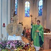 <p>Pfarrer Scheurenbrand bei der Segnung der Gaben.</p>