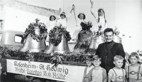 Pfarrkurat Haitzmann, der seit seiner Berufung am 1. November 1955 im Bürgerheim St. Martin wohnte, freut sich über die Glockenweihe am Sonntag, 15. Juni, im Jahr 1958.Foto  Pfarrarchiv St. Hedwig