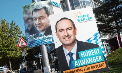 Plakate aus den Tagen vor der jüngsten Landtagswahl: Eine Koalition aus CSU und Freien Wählern gehört zu den Favoriten unter den Wirtschaftsvertretern der Region. Fotos dpa/re