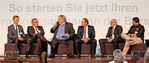 Podiumsdiskussion mit (von links) Matthias Schoelzel (Deutsche Bank), Klaus Rummler (IPC), Moderator Herrmann Kutzer, Thomas Müller (Börsenverlag), Dr. Hubert Dichtl (Dichtl Research), Richard Dittrich (Börse Stuttgart). Foto re