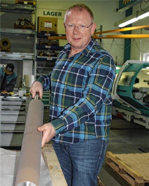 Produktionsleiter Werner Maier mit einem Kern der größten Walzen von gut zwei Metern Länge.
