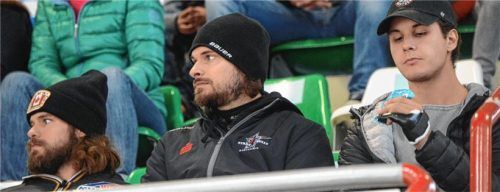 Prominent besetzt war die Tribüne beim Heimspiel gegen Sonthofen: Von links Lukas Steinhauer, Tobias Draxinger und Chase Witala, der mit seinem gebrochenen Finger wenigstens schon wieder einen Schokoriegel halten kann. Foto  Ruprecht