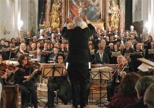Rainer Schütz feuerte immer wieder seinen vielköpfigen Chor an, bestehend aus der Chorgemeinschaft Mariä Himmelfahrt und der Capella Vocale Prien. Foto Janka