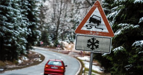 Regen, Sturm, Nebel, Schnee: Die kalte Jahreszeit stellt Autofahrer vor besondere Herausforderungen. Foto dpa/Armer