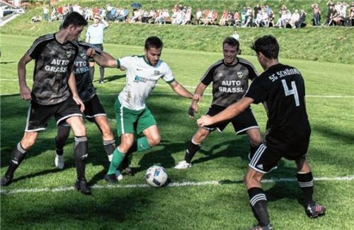Reichertsheim-Ramsau/Gars-Stürmer Max Wieser kämpft hier gegen eine geballte Schönauer Defensive an.Foto Semerad