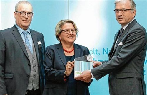 Rosenheim ist „Aufsteiger des Jahres“ im Papieratlas-Städtewettbewerb 2018, von links Ulrich Feuersinger (Sprecher der IPR), Svenja Schulze (Bundesumweltministerin) und Helmut Cybulska (Dezernent der Stadt Rosenheim)Foto Kirsch