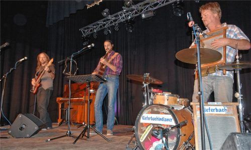 „Rothäute“ aus dem Inntal: Die Kieferbachindianer spielten eigene Songs. Fotos Schlecker