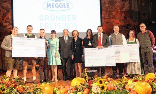 Runde der Gewinner: Die Preisträger pixx.io GmbH, Laterna GmbH und „Gackerl“ rahmen Marina und Toni Meggle sowie Moderatorin Dr. phil. Sonja Lechner ein (von links). Ganz rechts: Jurysprecher Gerd Maas.Fotos re