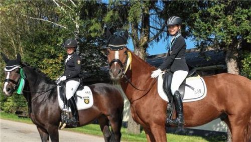 Sabrina Stillinger (rechts) vom TSV Neubeuern siegte beim Finale des oberbayerischen Jugendförderprogramms. Ihre Vereinskameradin Anna Paul wurde Siebte.