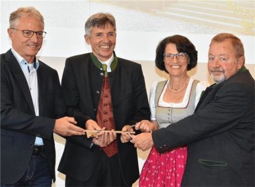 Schlüsselübergabe (von links): Architekt Hans Wagenstaller, Schulleiter Wolfgang Hampel, die Leiterin der Abteilung Hauswirtschaft, Anna Bruckmeier, und stellvertretender Landrat Josef Huber. Foto Schlecker
