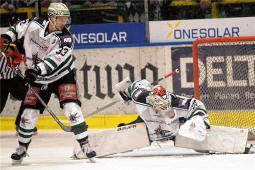 Schmerzhafte Parade: In dieser Szene verletzte sich Starbulls-Torhüter Lukas Steinhauer, der in Landshut vorzeitig vom Eis musste.Foto Gerleigner