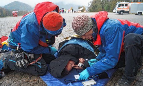 Schwer verletzt und kaum ansprechbar: eine besondere Herausforderung für Rettungskräfte, deren Bewältigung das BRK am Wochenende übte. Fotos Quelle/Reisner/ Haidacher