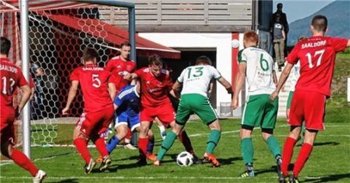 Sebastian Pichlmeier wird von einem Saaldorfer Verteidiger geblockt. Foto Semerad