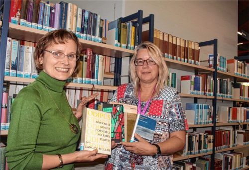 Seit vielen Jahren wurden diese Klassiker und Werke der Gegenwartsliteratur nicht mehr ausgeliehen. Zum heutigen Tag der Bibliotheken haben Bücherei-Leiterin Bianca Mertin (links) und Literaturpädagogin Sonja Wirnsberger eine Top-5-Liste der „Ladenhüter“ erstellt. Wirnsberger ist dafür ausgebildet, Kinder und Jugendliche für Literatur zu begeistern. Sie nutzt Elemente der Theaterpädagogik und holt damit schon die Jüngsten mitten ins Geschehen.Foto kla