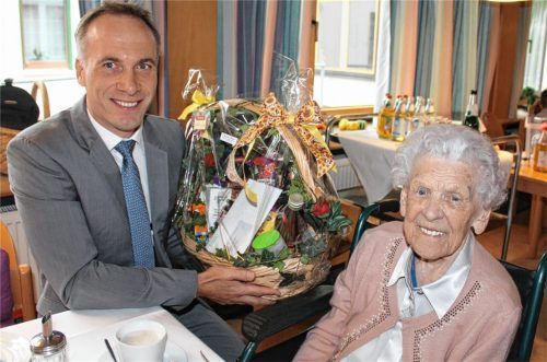 Sie ist 101 Jahre alt. Dazu gratulierte Hildegard Bahner auch Bürgermeister Robert Pötzsch im Namen der Stadt.Foto  sn