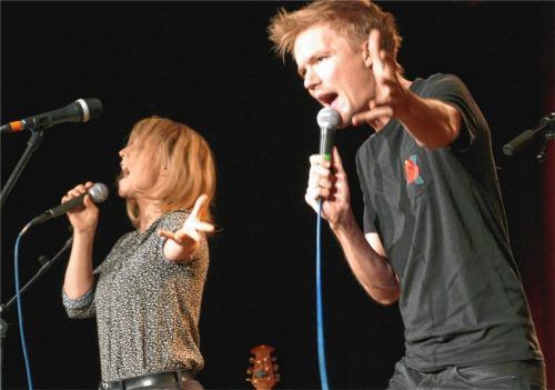 Sie singen sentimentale Lieder und rappen das Wiener Lied: Verena Doublier und Sebastian Radon als „Wiener Blond“. Foto Janka