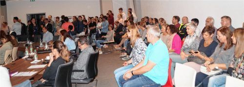 Sitzplätze waren Mangelware im Stadtrat. Rund Hundert Besucher, Lehrer, Schüler, Eltern, vor allem aus den beiden Mittelschulen, beobachteten die Sitzung. Foto  hg